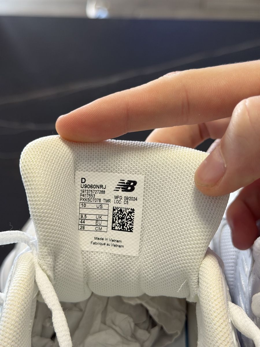 New Balance Herrenschuhe: New Balance 9060 Triple White taille 44 – Neu und originalverpackt aus Yverdon-les-Bains von ioustock 4
