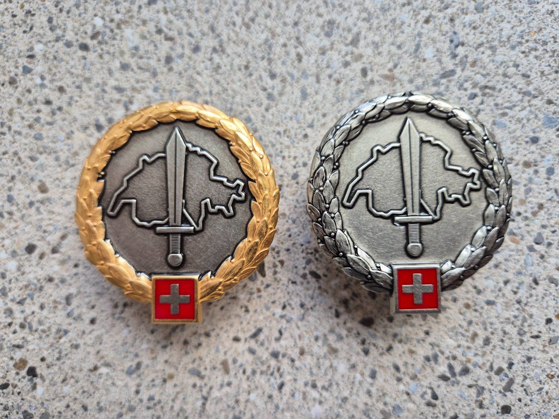 Schweizer Armee Placchette & Badge: *** Beretemblem Set Militärpolizei *** – Nuovo e nell'imballaggio originale da Riedholz venduto da fr_sIruP