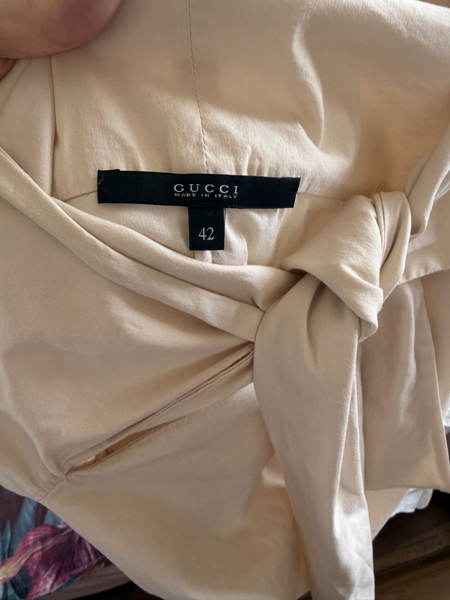 Gucci Camicette: Gucci Damen Bluse Beige mit Bindedetail Grösse 42 – Usato da Belp venduto da Aliya