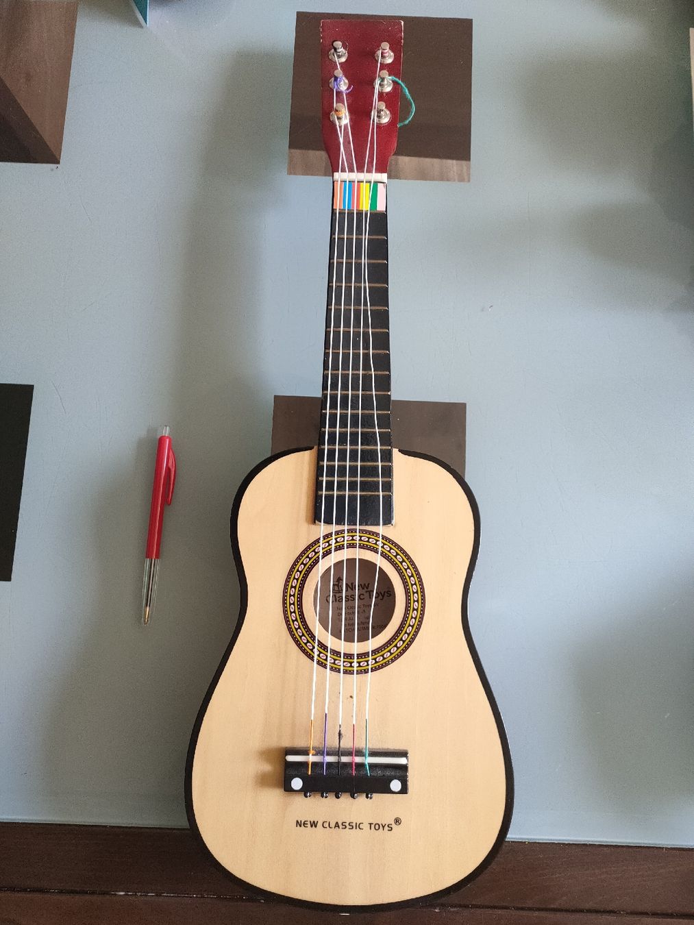 Giocattoli: Petite guitare pour enfant – Difettoso da Bière venduto da bla_b9zg