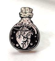 Pin: Herz in Flasche - Schwarz/Weiß🖤🤍 ca. 3 cm