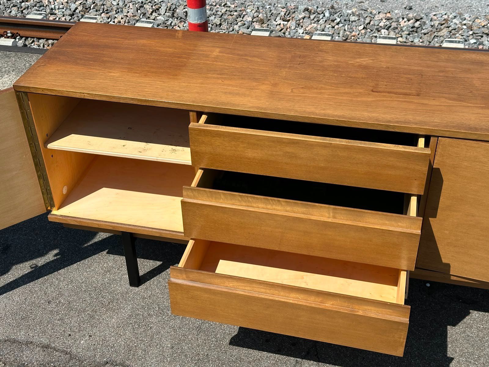 Cassettiere: Mid-Century Sideboard - Türen, Schubladen - Ref. 07/34 – Usato da Au ZH venduto da BrockiAu