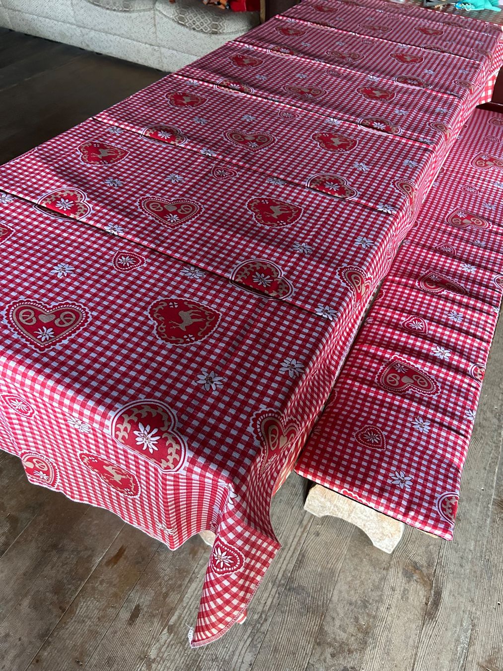 Altra biancheria da tavola: Nappe et coussins style chalet pour banc – Usato da Romont FR venduto da perrno