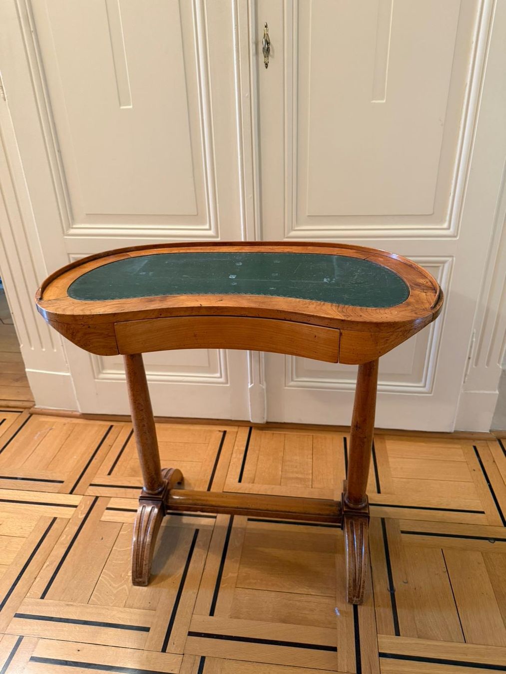 Tavoli: Table haricot ancienne en merisier, dessus cuir vert – Usato da Fribourg venduto da vibifgva