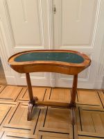 Table haricot ancienne en merisier, dessus cuir vert