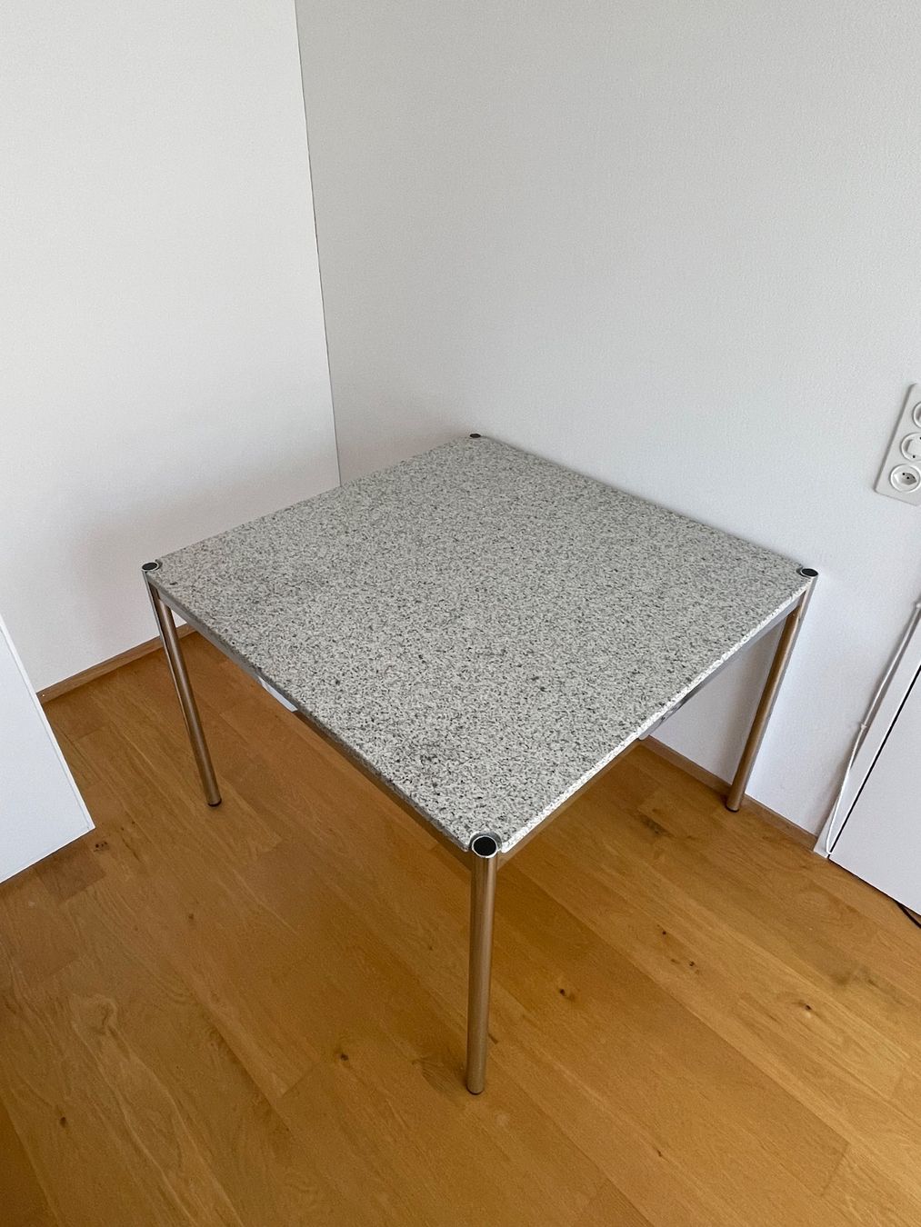 USM Tavoli: USM Haller Granittisch 100x100x74cm – Usato da Lufingen venduto da Mark7777 5
