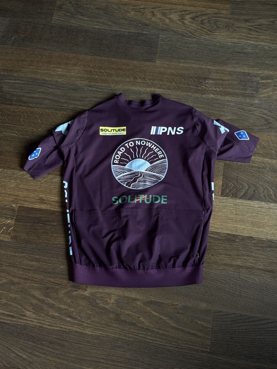 Pas Normal Studios Canottiere & Pantaloni: Pas Normal Studios Solitude Jersey Burgundy - Grösse S – Usato da Zürich venduto da PhilWIL 1