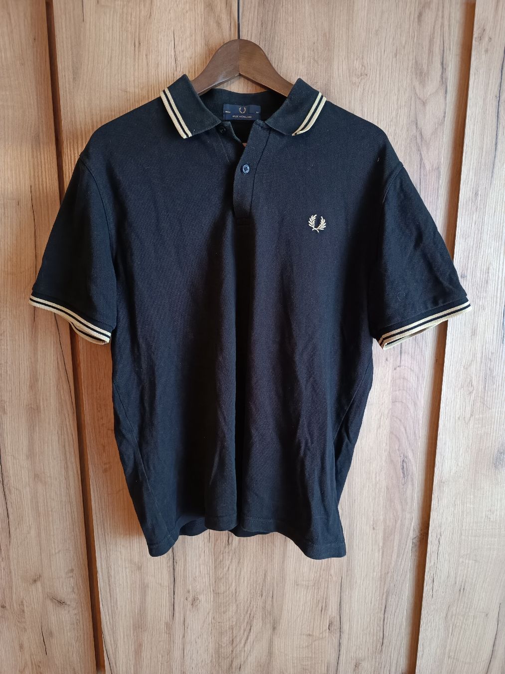 Fred Perry Magliette Polo: Polo Fred Perry noir/doré, taille XL – Usato da Fétigny venduto da DBa2ras