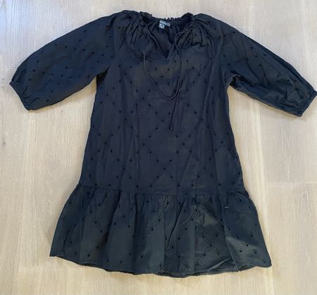 Neues schwarzes Kleid mit Lochmuster, Grösse 32