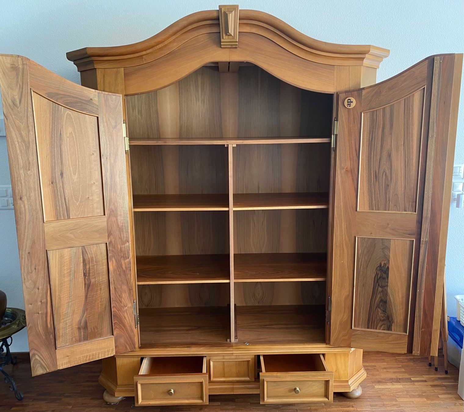 Armadi: Nussbaumschrank – Usato da Thalwil venduto da ang_97bw 3