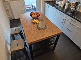 Kücheninsel mit 2 Stühlen