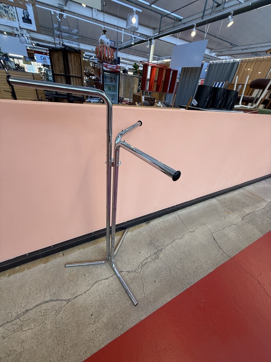 Sonstige Dekorationen & Accessoires: Profi-Kleiderständer Chrom (3-Arm) – Gebraucht aus Fulenbach von Annie.s_Mid_Century 2