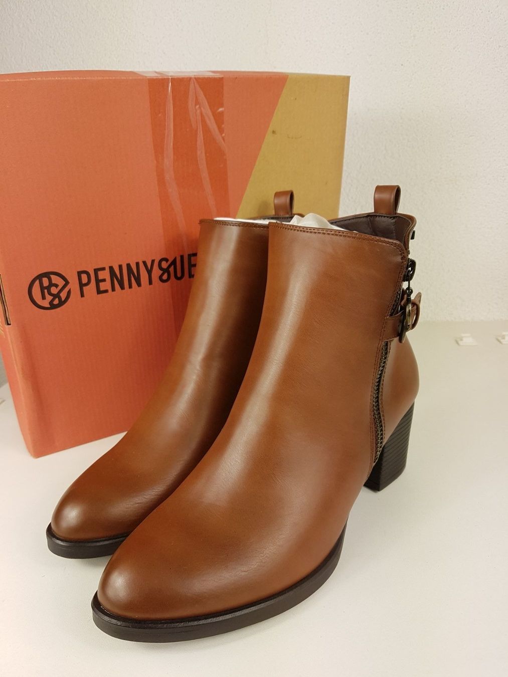 Chaussures femmes: SALE!! Elegante Stiefeletten braun Gr. 39 – Neuf avec emballage d'origine à Seuzach par VT-Collections1 2