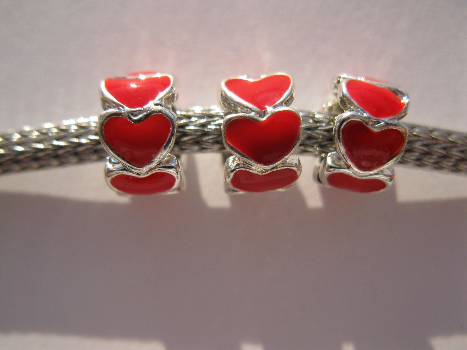 Perle (finte): 2 Metallperlen, Beads, Grosslochperle Herz, rot emailliert – Nuovo e nell'imballaggio originale da St. Margarethen TG venduto da LuanaKa