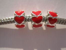 2 Metallperlen, Beads, Grosslochperle Herz, rot emailliert