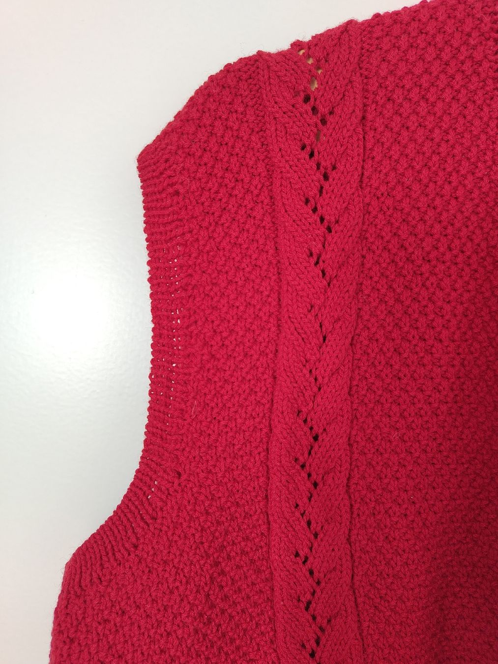 Gilets: Gestricktes Gilet mit Muster – Défectueux à Wädenswil par plantmom 2
