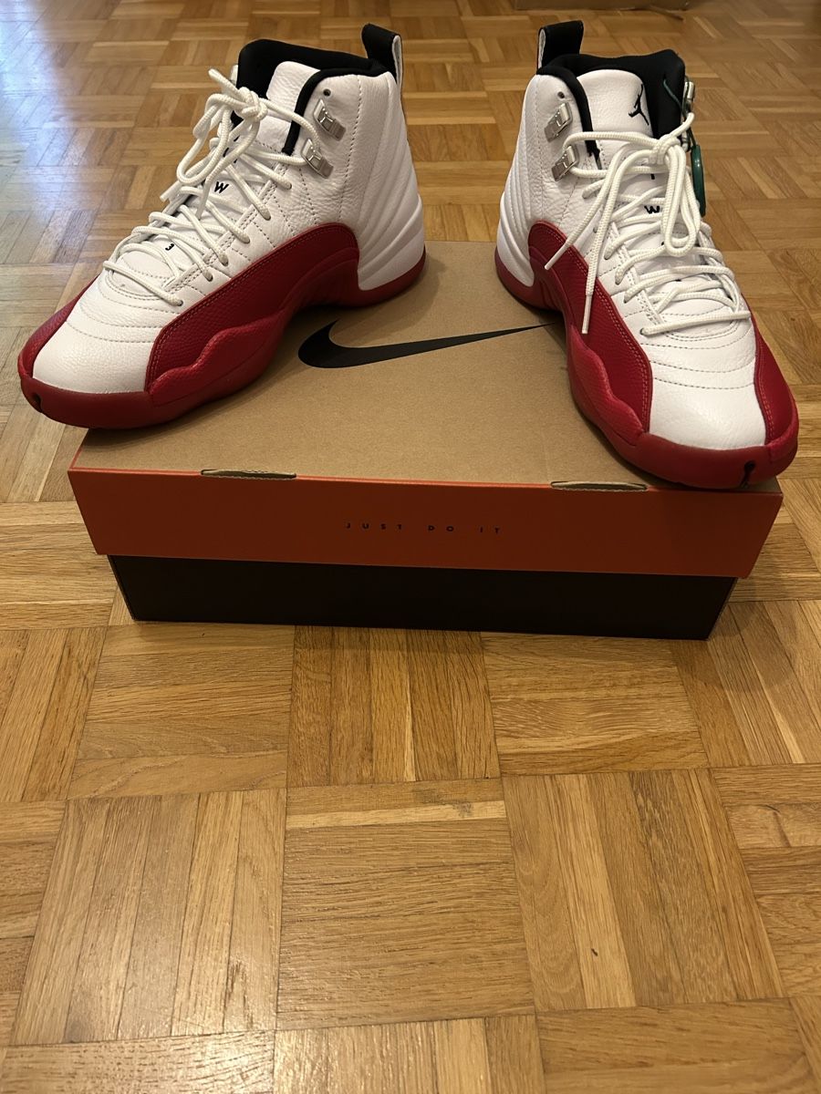Jordan Scarpe da uomo: Jordan 12 Retro Cherry Grösse 43 /Size 9.5 – Nuovo e nell'imballaggio originale da Unterentfelden venduto da basket05 1