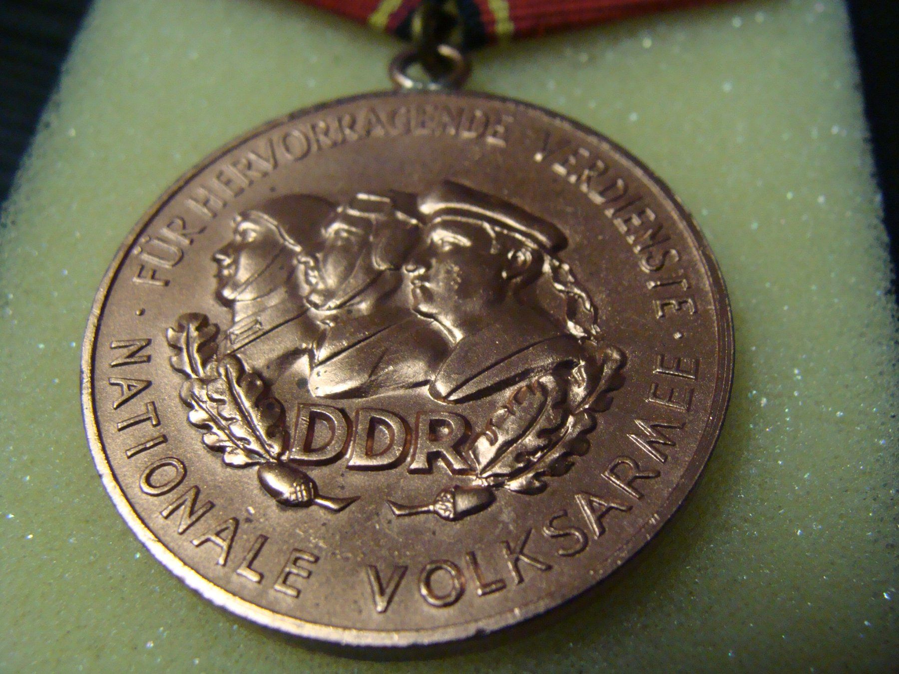 Placchette & Badge: Décoration de le RDA – Usato da Cuarny venduto da hen_g7hn 1