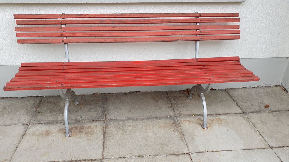 alte Gartenbank mit Holzlattung, rot, 180 x 3550 T x 4080H Kaufen