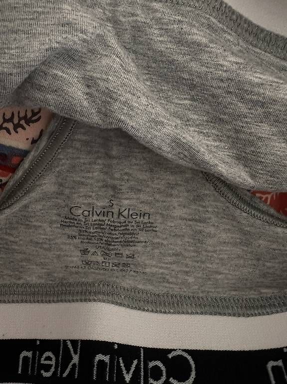 Tops: Top grigio Calvin Klein – D'occasion à Tenero par loa_7m8d 1