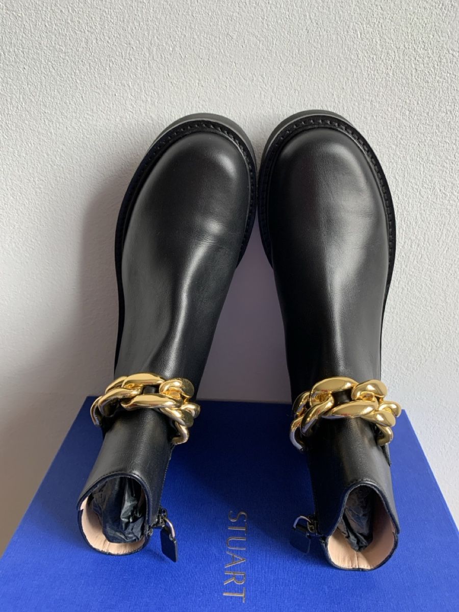 Stuart Weitzman Scarpe da donna: Stuart Weitzman: Schwarze Stiefeletten mit dicker Goldkette – Nuovo (secondo la descrizione) da Luzern venduto da designluzern 1