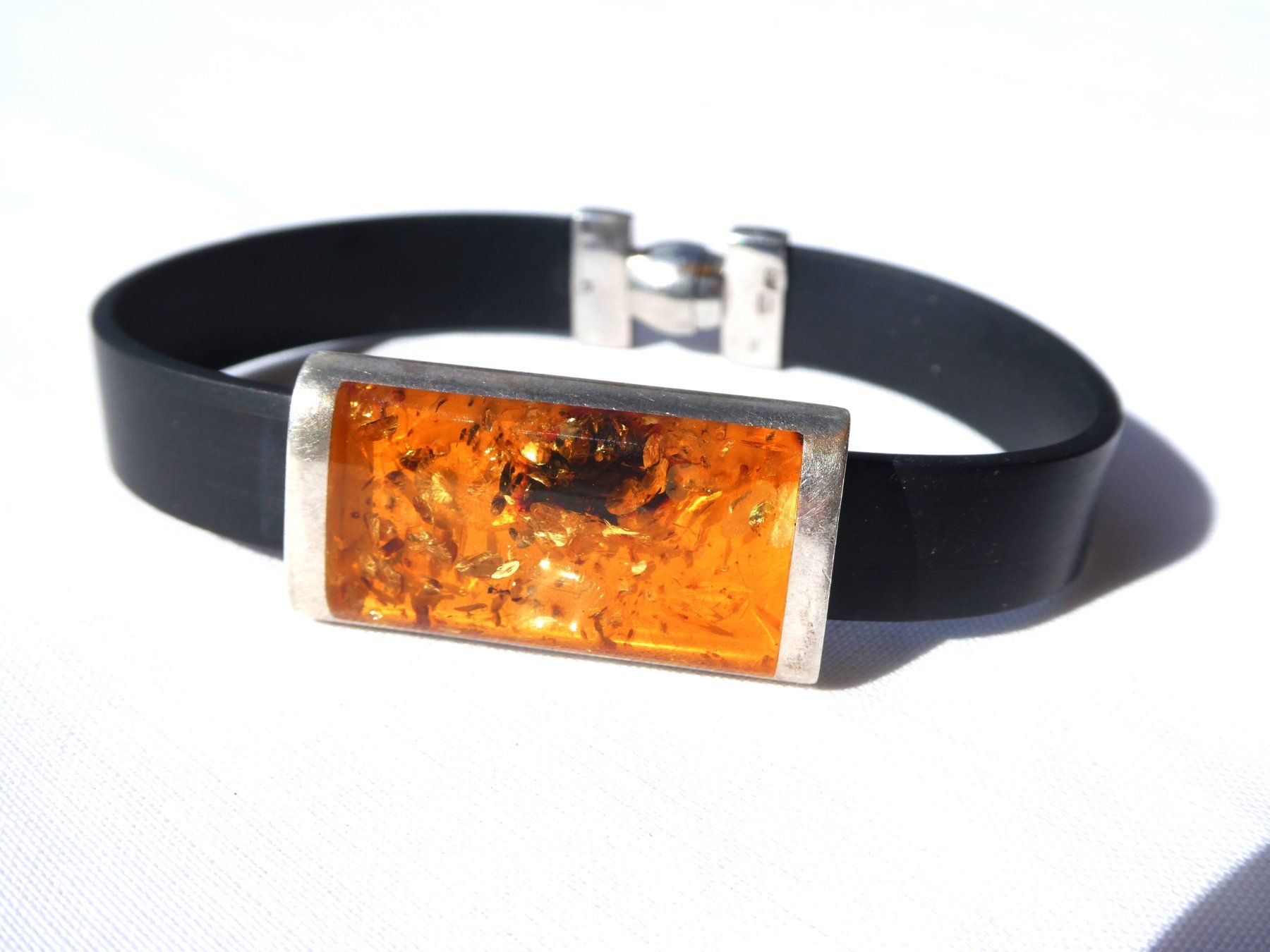 Bracciali & Braccialetti: Armband mit Schmuck‑Element in Bernsteinoptik (Kunstharz) – Usato da Gattikon venduto da kaandooh 1