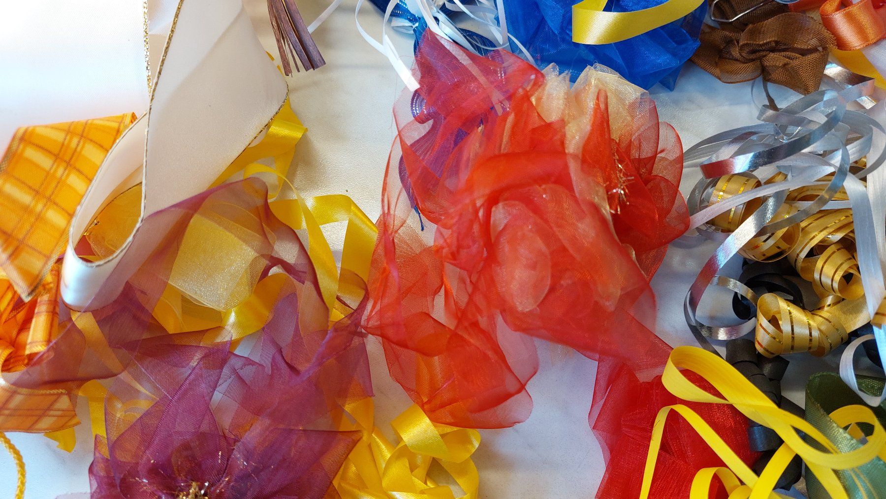 Dekobänder: Geschenkband Set mit Schleifen diverse Farben – Gebraucht aus Zollikofen von Blackie 8