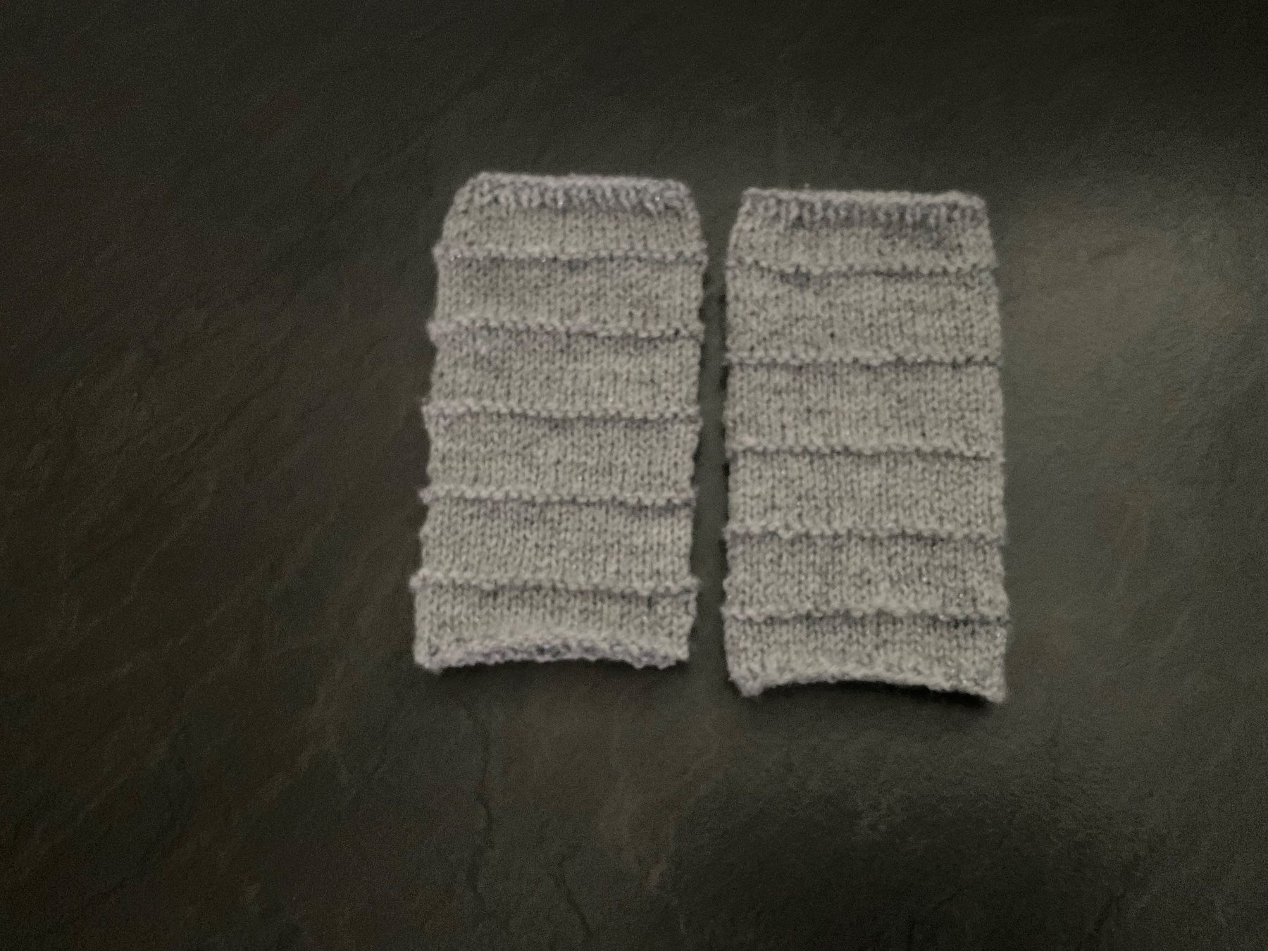 Handschuhe & Handstulpen: Handgestrickte Pulswärmer- Amedisli grau mit silberfäden – Neu (gemäss Beschreibung) aus Wetzikon ZH von FeeF