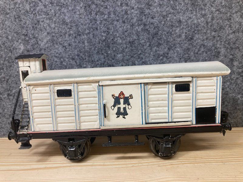 Märklin Modellini di ferrovie: Märklin Spur 1 Güterwagen handbemalt mit segnendem Mönch – Usato da Büsserach venduto da ModellbahnDepot 2