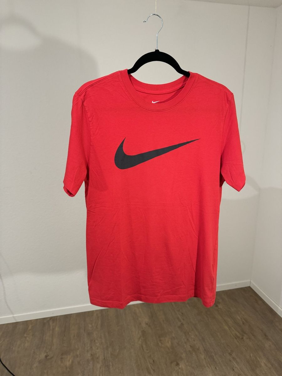 T-shirt: Nike T-shirt M – Usato da Schlieren venduto da Diegoooo