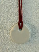 Kette mit Porzellan-Anhänger rund weiss 