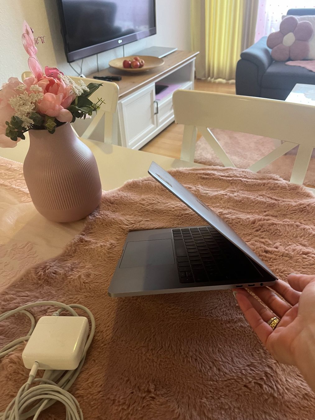 Apple Notebook: MacBook Pro A1706 EMC 3163 mit Ladegerät – Usato da Wohlen AG venduto da Sander.D 3