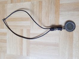 Leder Kette mit goldiger Münze