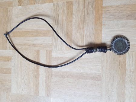 Leder Kette mit goldiger Münze