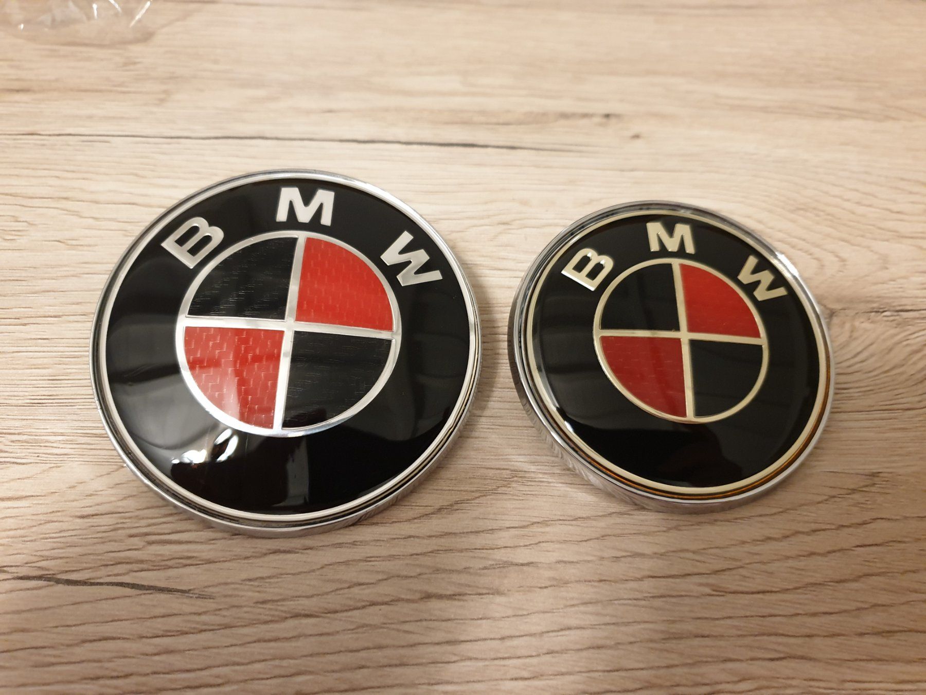 BMW Tutti pezzi di ricambio auto: 2er Set Emblem BMW Schwarz Rot – Nuovo e nell'imballaggio originale da Bellikon venduto da Kekko11
