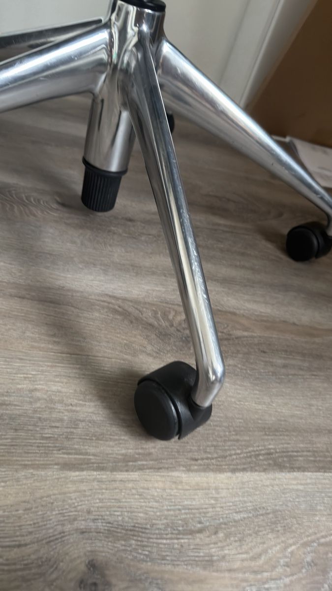 Vitra Sedie: Vitra Meda Chair Leder mit Rollen – Usato da Wolfwil venduto da Poulet60 9