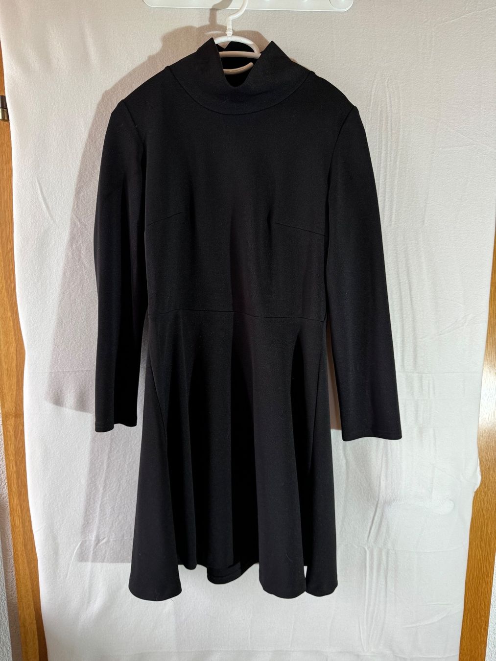 Vestiti: Schwarzes Langarm Kleid Gr. M – Usato da Grosswangen venduto da second_hand_dress