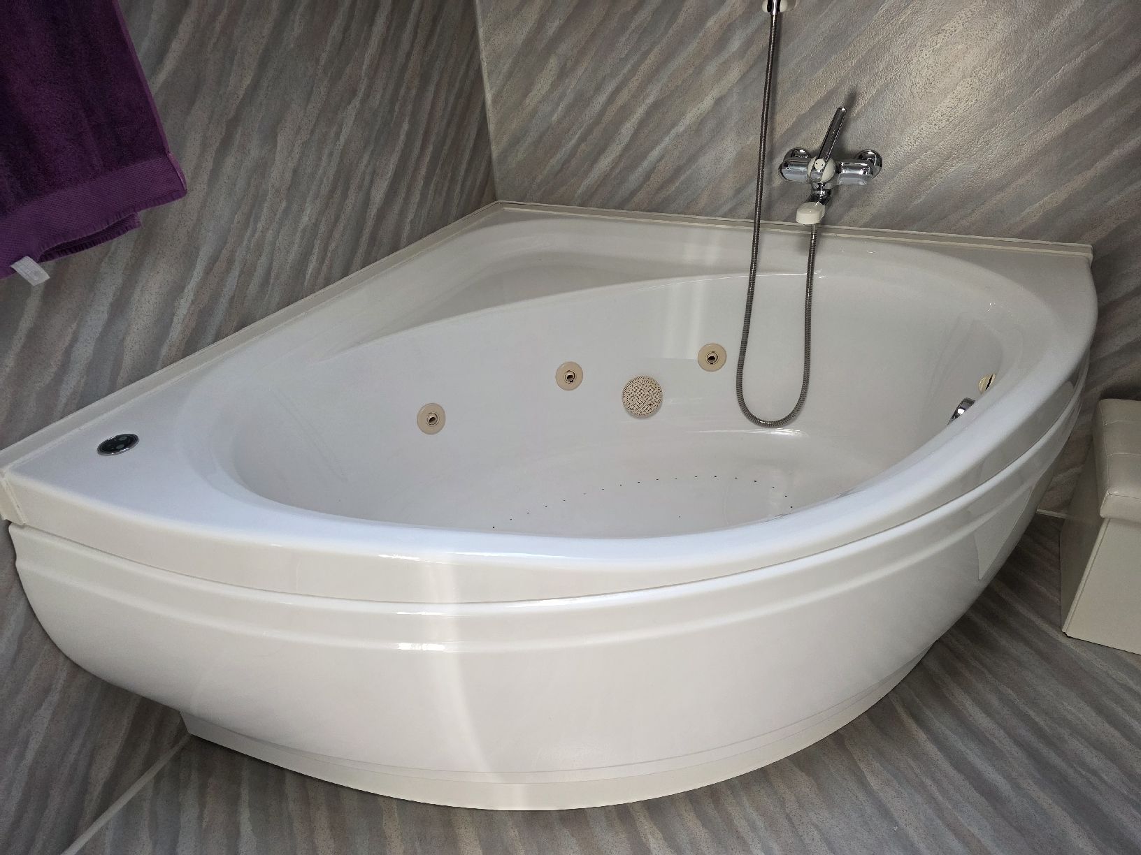 Badewannen: Ecksprudelwanne – Gebraucht aus Unteriberg von Robjes