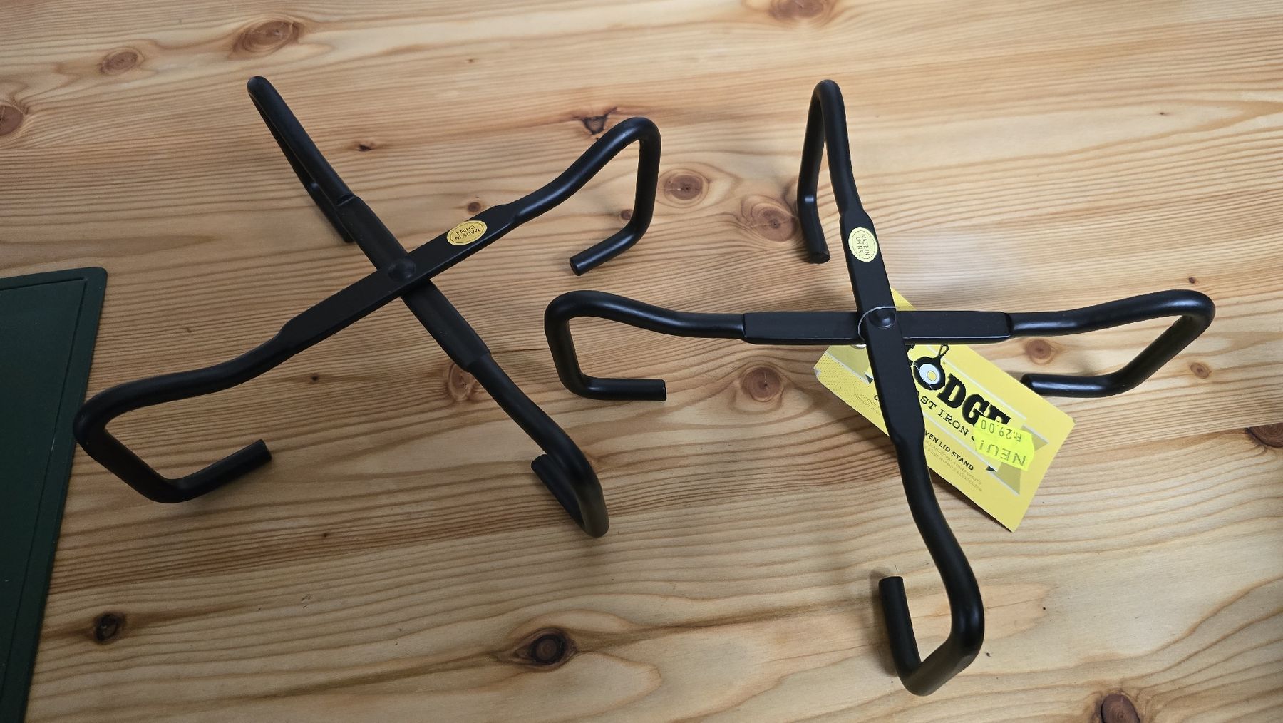 Griglie: Camp Dutch Oven Lid Stand – Nuovo e nell'imballaggio originale da Trimmis venduto da huettenwart