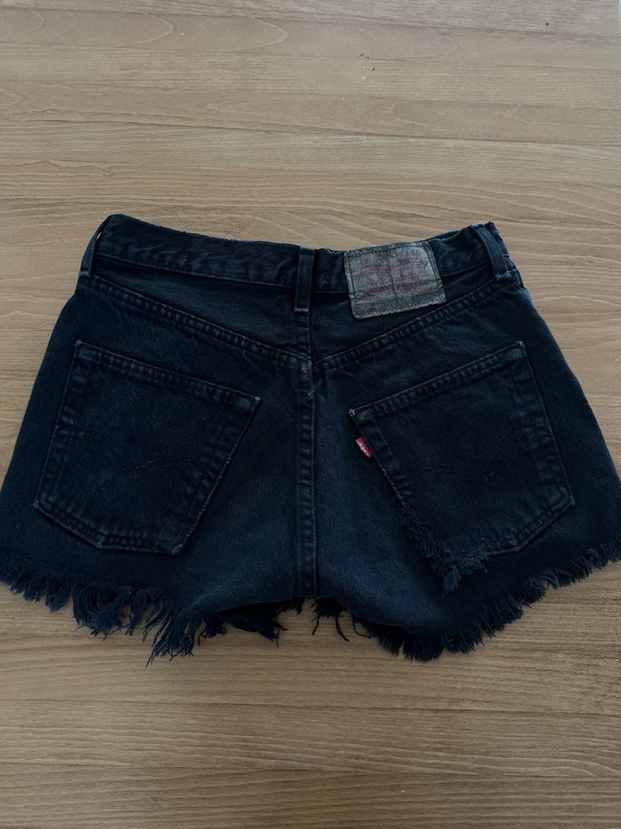 Levi's Pantaloni: Levi's Black Denim Shorts – Usato da Zürich venduto da fer_5h7x 1