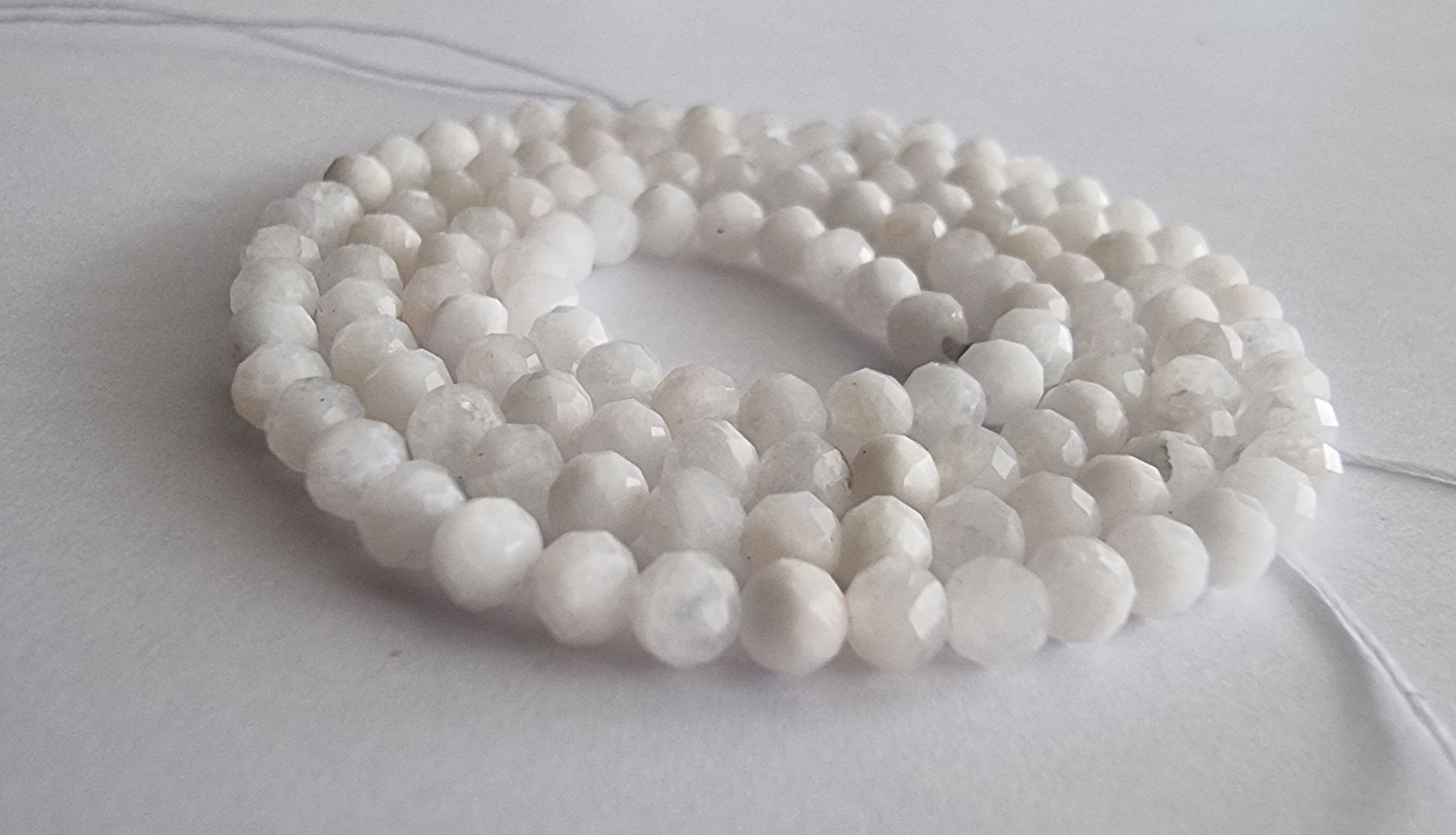Minerali & Pietre curative: Mondstein facettiert 3mm. Strang – Nuovo e nell'imballaggio originale da Menziken venduto da Mirager