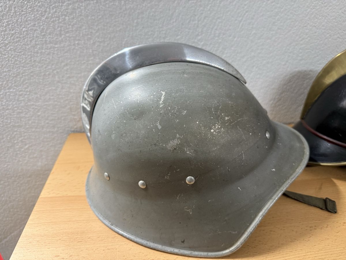 Abbigliamento & accessori d'epoca: Feuerwehr Antike Helme  – Usato da Widnau venduto da RetoW01 1