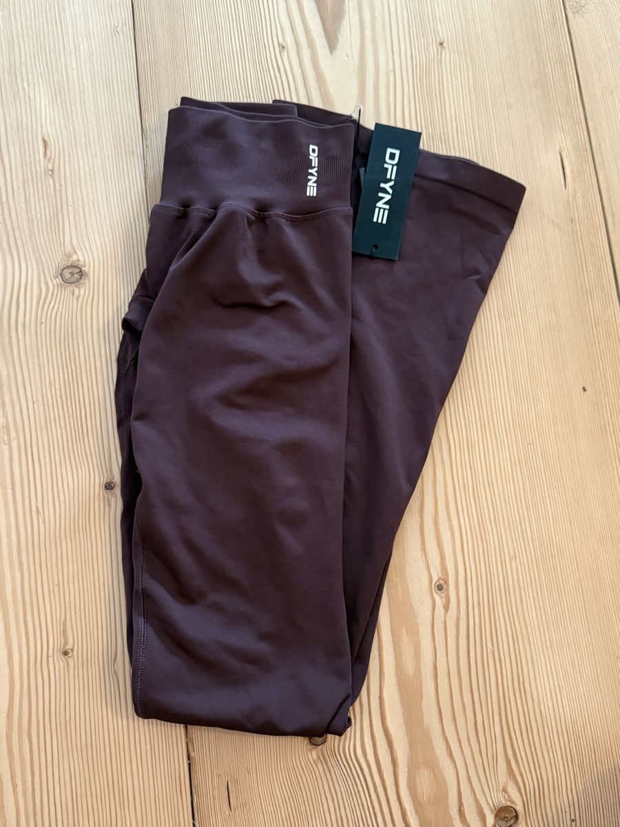 DFYNE Leggings: DFYNE Impact Flares Espresso Size: XS - Regular – Nuovo e nell'imballaggio originale da Zürich venduto da cwegmann 2