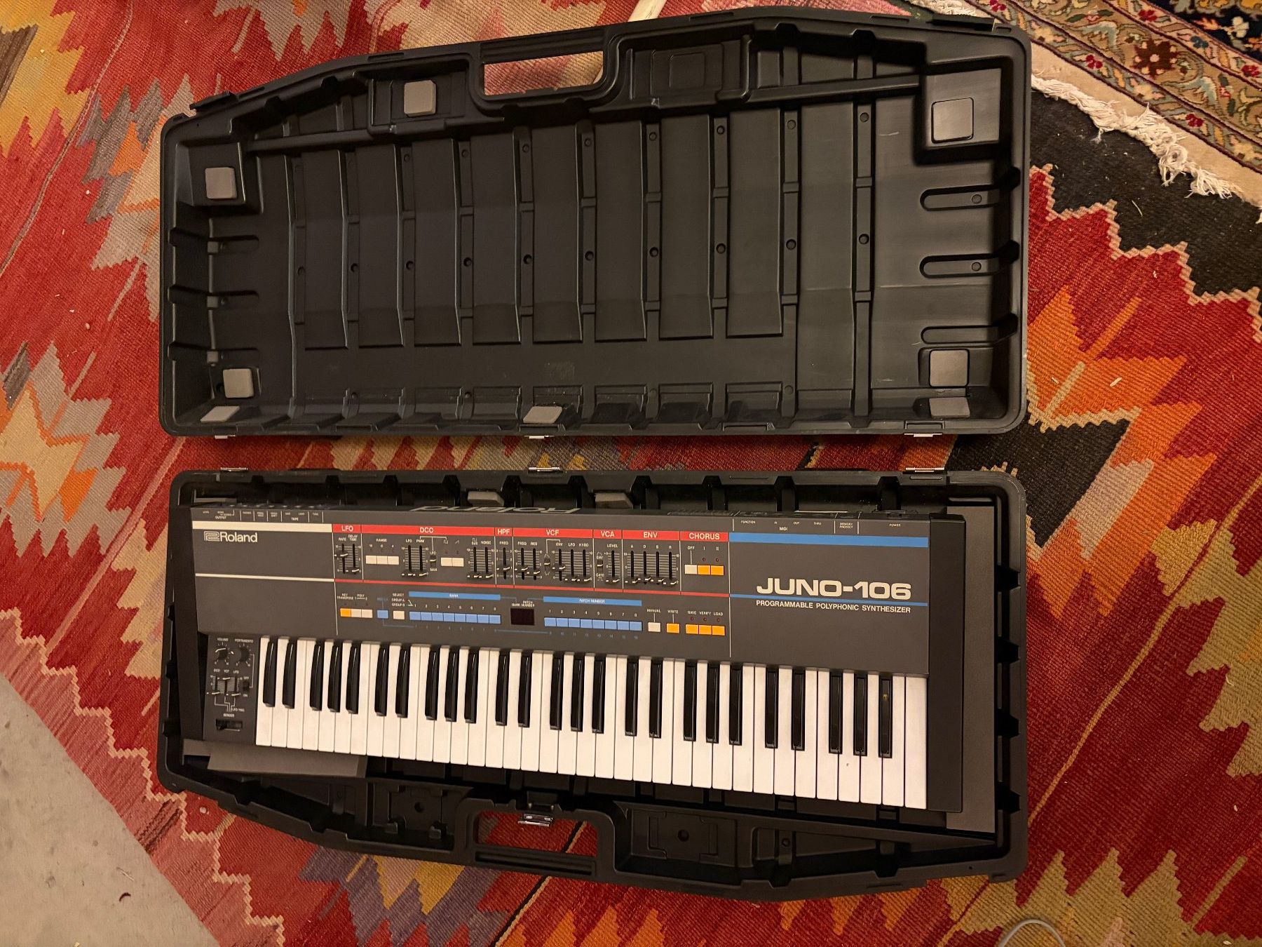 Roland Strumenti musicali: Roland JUNO-106 61-Keys 6 Voice Programmable Polyphonic Synt – Usato da Genève venduto da Symphonykid 3