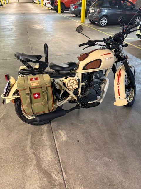 Mash Route: Motorrad MASH Desert Force 400 mit Auspuffbändern – Neuf (Voir description) à Siebnen par goodies01 1