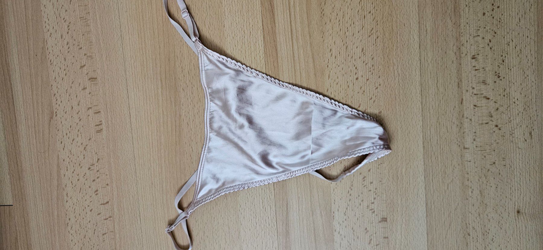 Autres dessous: String comme neuf porté 1X  (b) – Neuf (Voir description) à Lutry par cha_pbg5