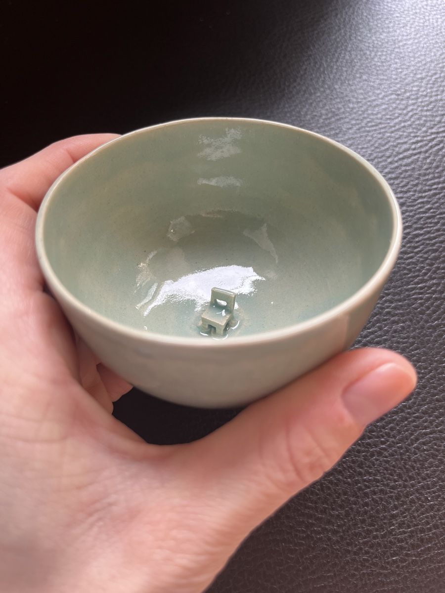 Ciotole: Unique Ceramic bowl/cup with Miniature Chair Inside – Nuovo (secondo la descrizione) da Gandria venduto da mar_5yvs