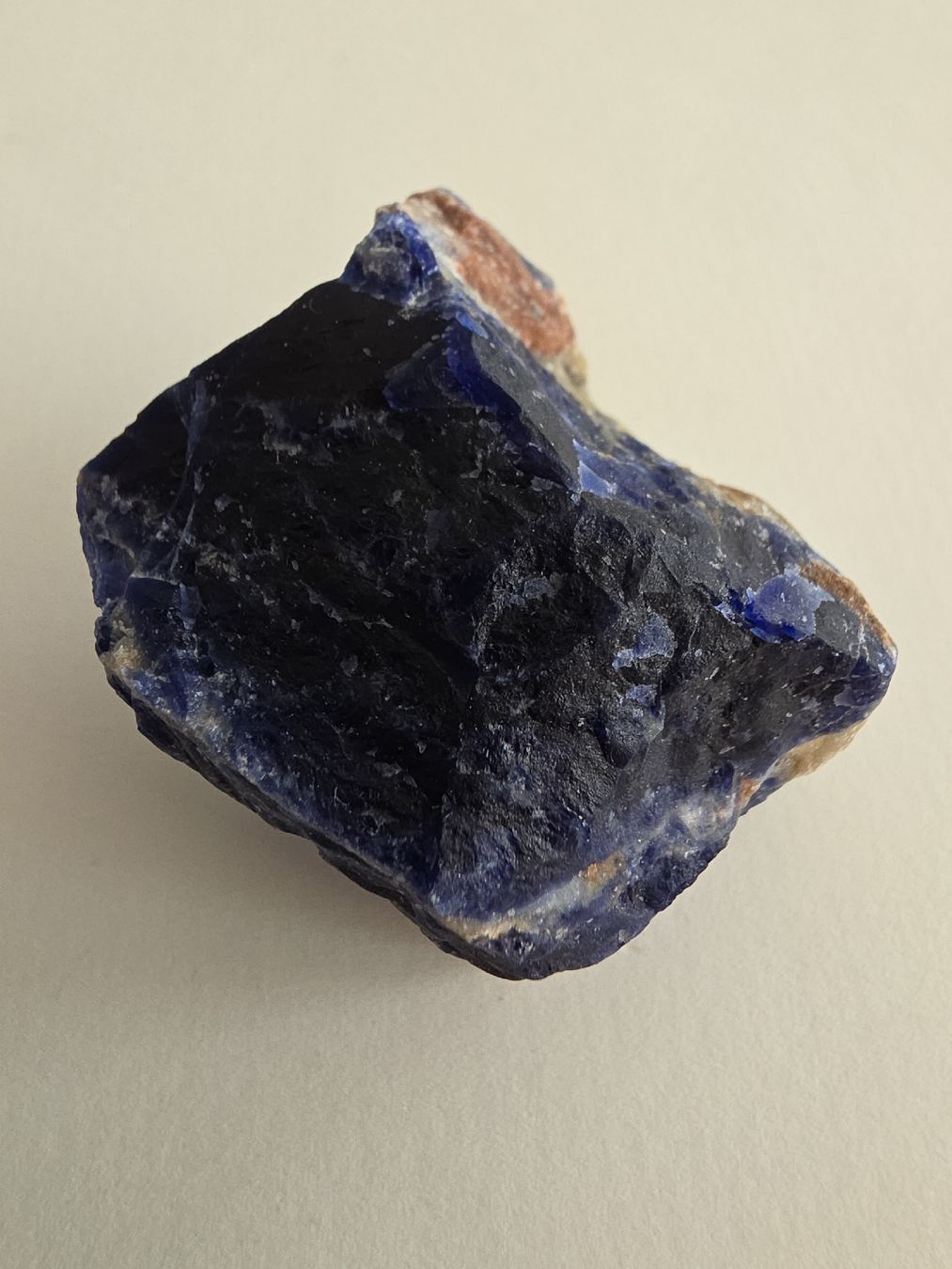 Mineralien & Heilsteine: Sodalit Rohstein ca. 45x40x35mm. – Neu und originalverpackt aus Menziken von Mirager