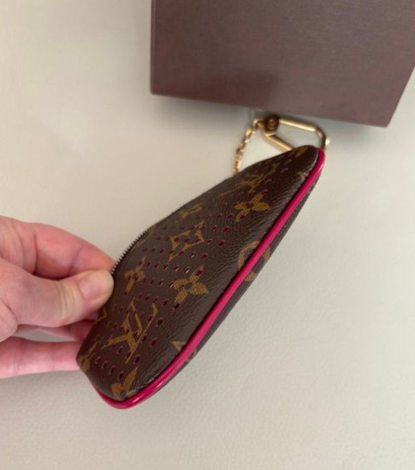 Louis Vuitton Taschen für Damen: Louis Vuitton Schlüsseletui Perforated – Gebraucht aus Steinhausen von Luxury_Limited 9