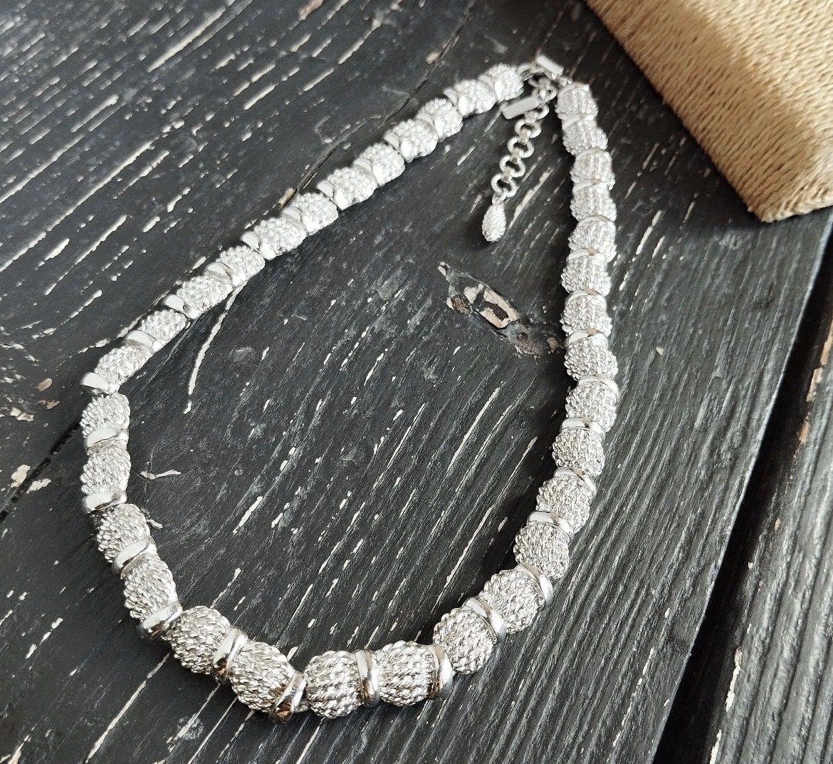 Catenine: Vintage Monet necklace in silver colour – Usato da Lucens venduto da metaD 3